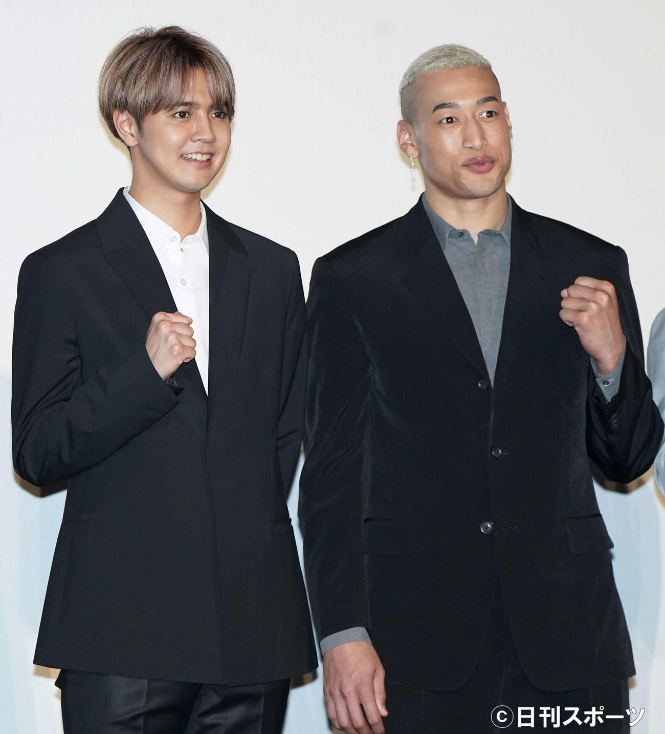 「BATTLE OF TOKYO」記者発表会のフォトセッションで笑顔の片寄涼太（左）と関口メンディー（撮影・鈴木みどり）