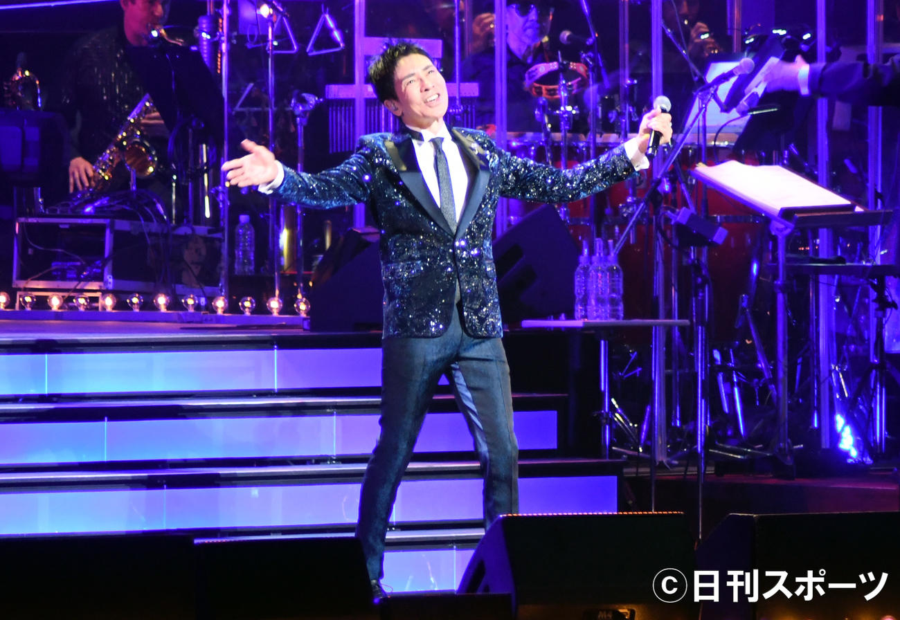 筒美京平さんのトリビュートコンサートで「男の子女の子」などを歌う郷ひろみ（撮影・大友陽平）