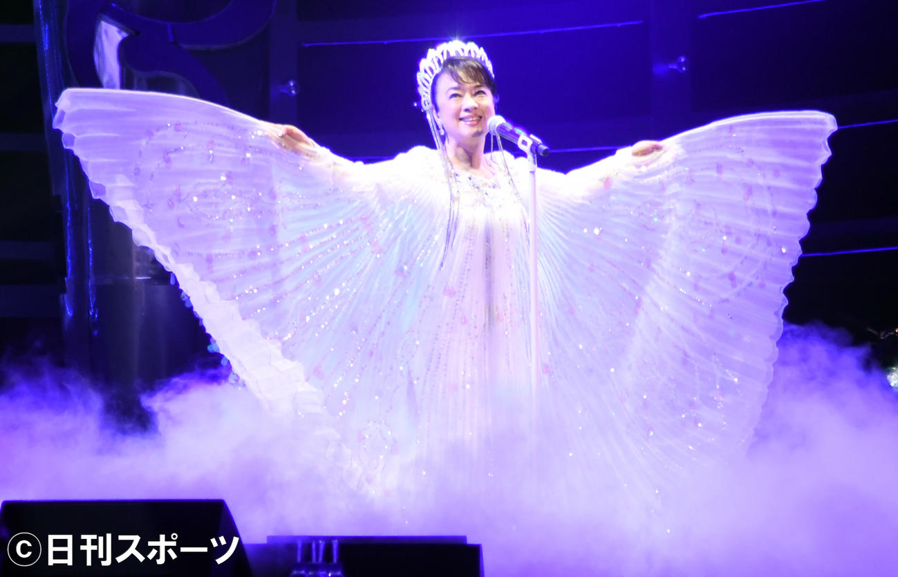 筒美京平さんのトリビュートコンサートで「魅せられて」を歌うジュディ・オング（撮影・大友陽平）