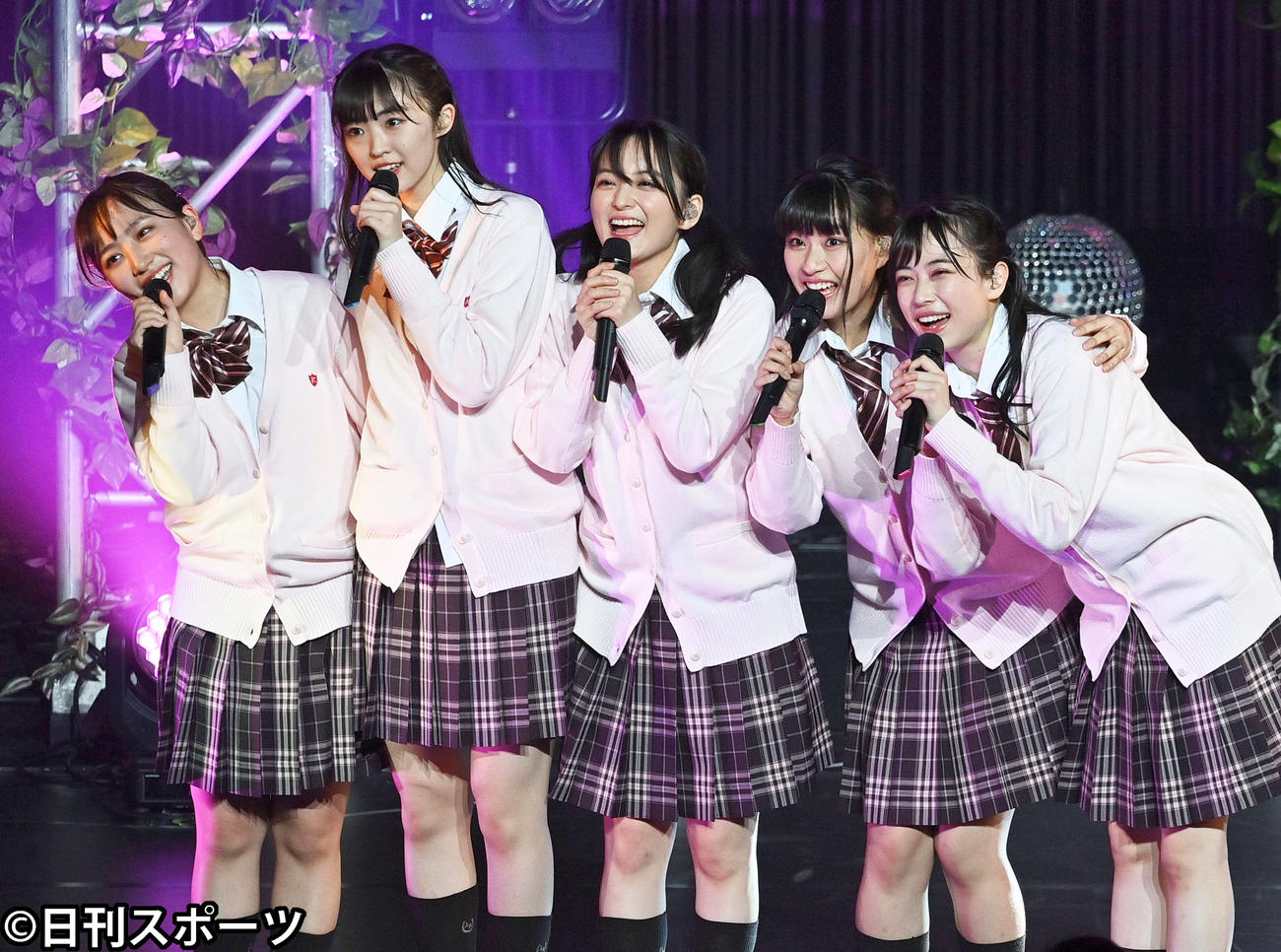 たこやきレインボーの左から堀くるみ、春名真依、清井咲希、根岸可蓮、彩木咲良（2021年3月14日撮影）