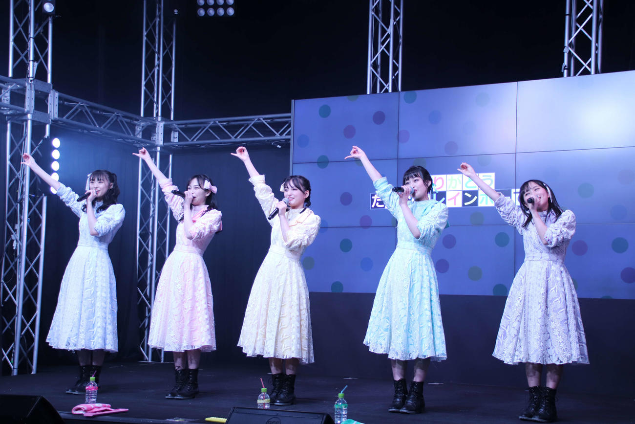 生配信ライブで卒業を発表したたこやきレインボー。右から堀くるみ、根岸可蓮、清井咲希、彩木咲良、春名真依（スターダストプロモーション提供）