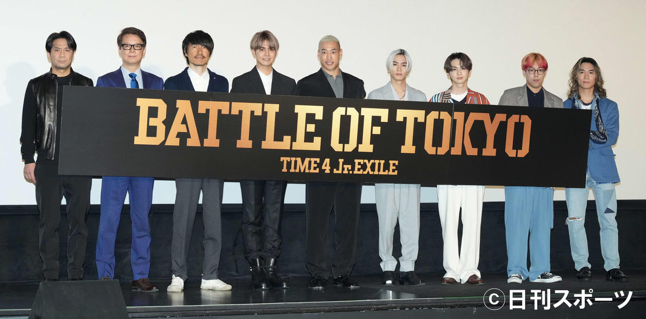 「BATTLE OF TOKYO」記者発表会のフォトセッションで笑顔を見せる、左からEXILEのHIRO、吉田彰一氏、東弘明氏、片寄涼太、関口メンディー、川村壱馬、吉野北人、世界、砂田将宏（撮影・鈴木みどり）