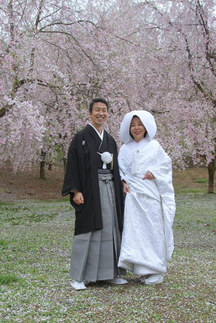 新潟県長岡市の青柴神社で結婚式を行ったことを報告した元新潟県知事米山隆一氏（左）と室井佑月
