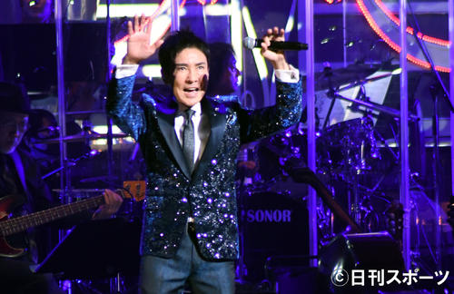 筒美京平さんのトリビュートコンサートで「男の子女の子」などを歌う郷ひろみ（撮影・大友陽平）