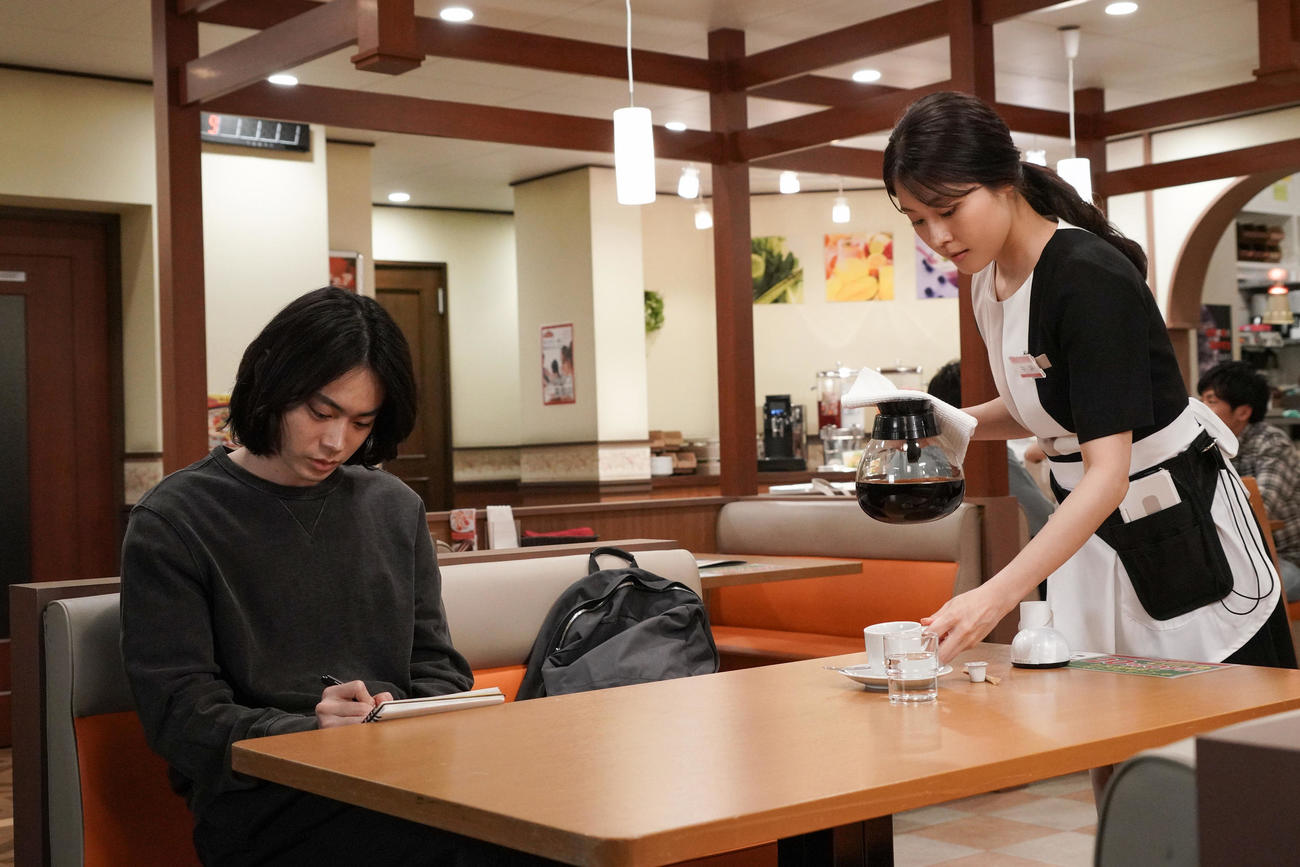 17日スタートの日本テレビ系ドラマ「コントが始まる」に出演する菅田将暉（左）と有村架純