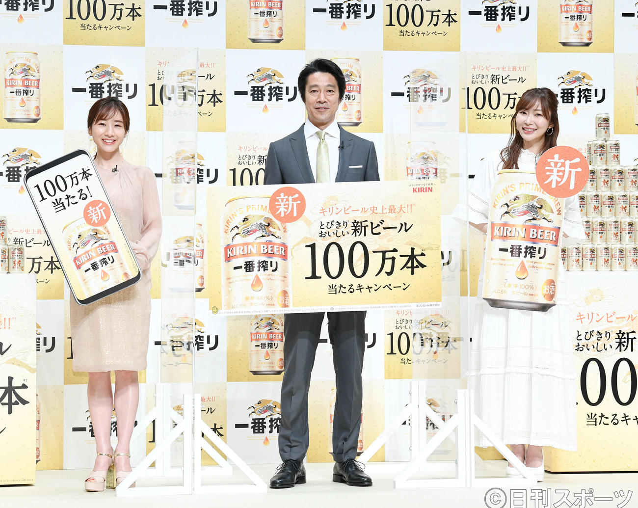 記念撮影する、左から田中みな実、堤真一、指原莉乃（撮影・滝沢徹郎）
