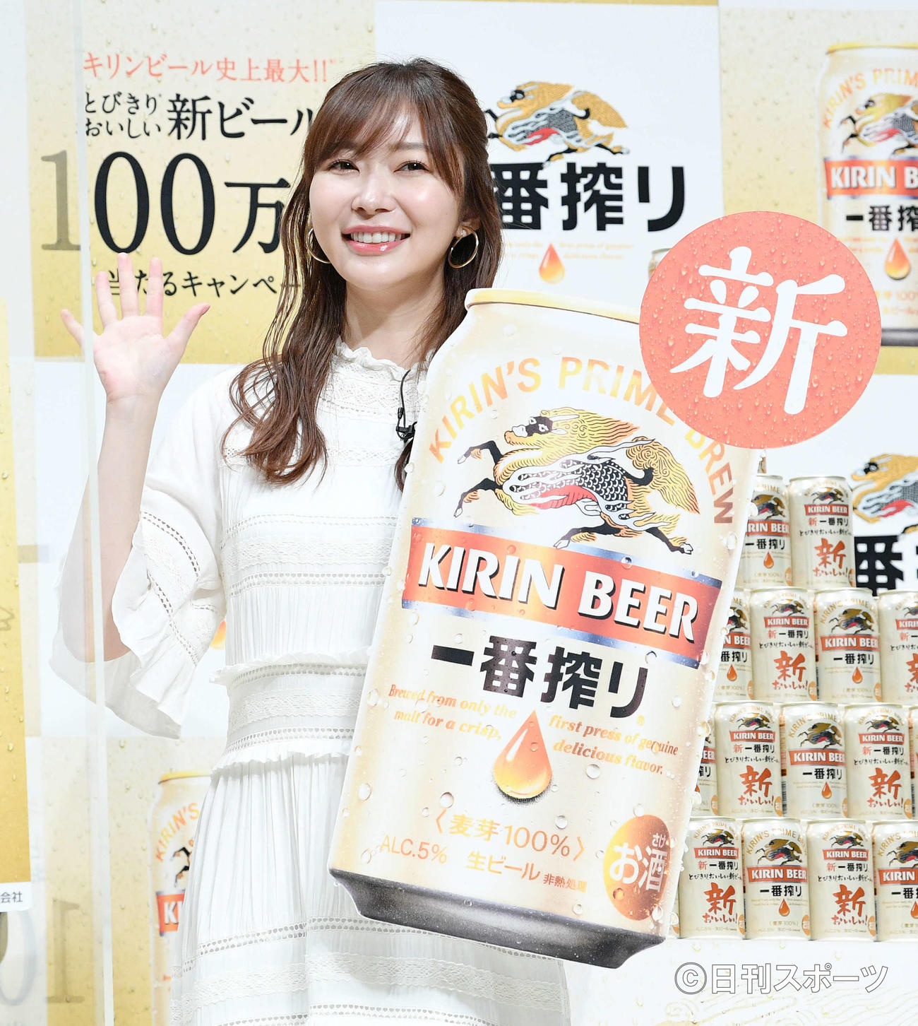 記念撮影する指原莉乃（撮影・滝沢徹郎）