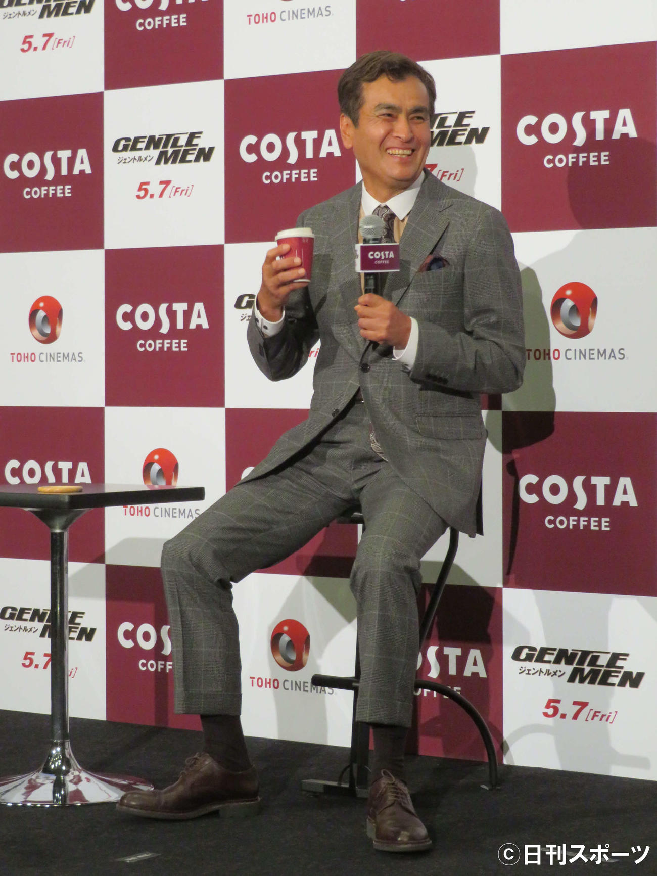 映画「ジェントルメン」プレミアムイベントでコーヒーを飲み、笑顔の石原良純（撮影・村上幸将）