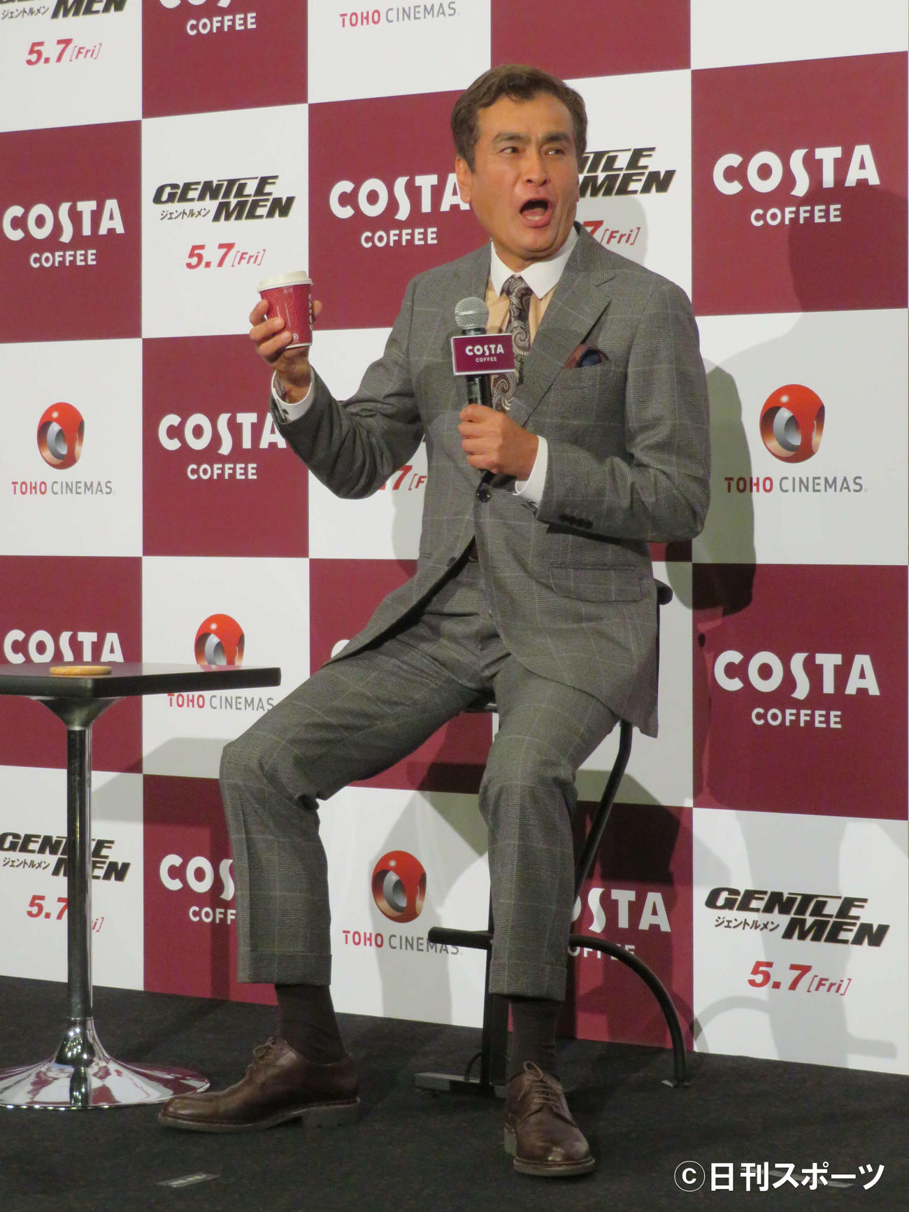 映画「ジェントルメン」プレミアムイベントでコーヒーを飲み、熱く語る石原良純（撮影・村上幸将）