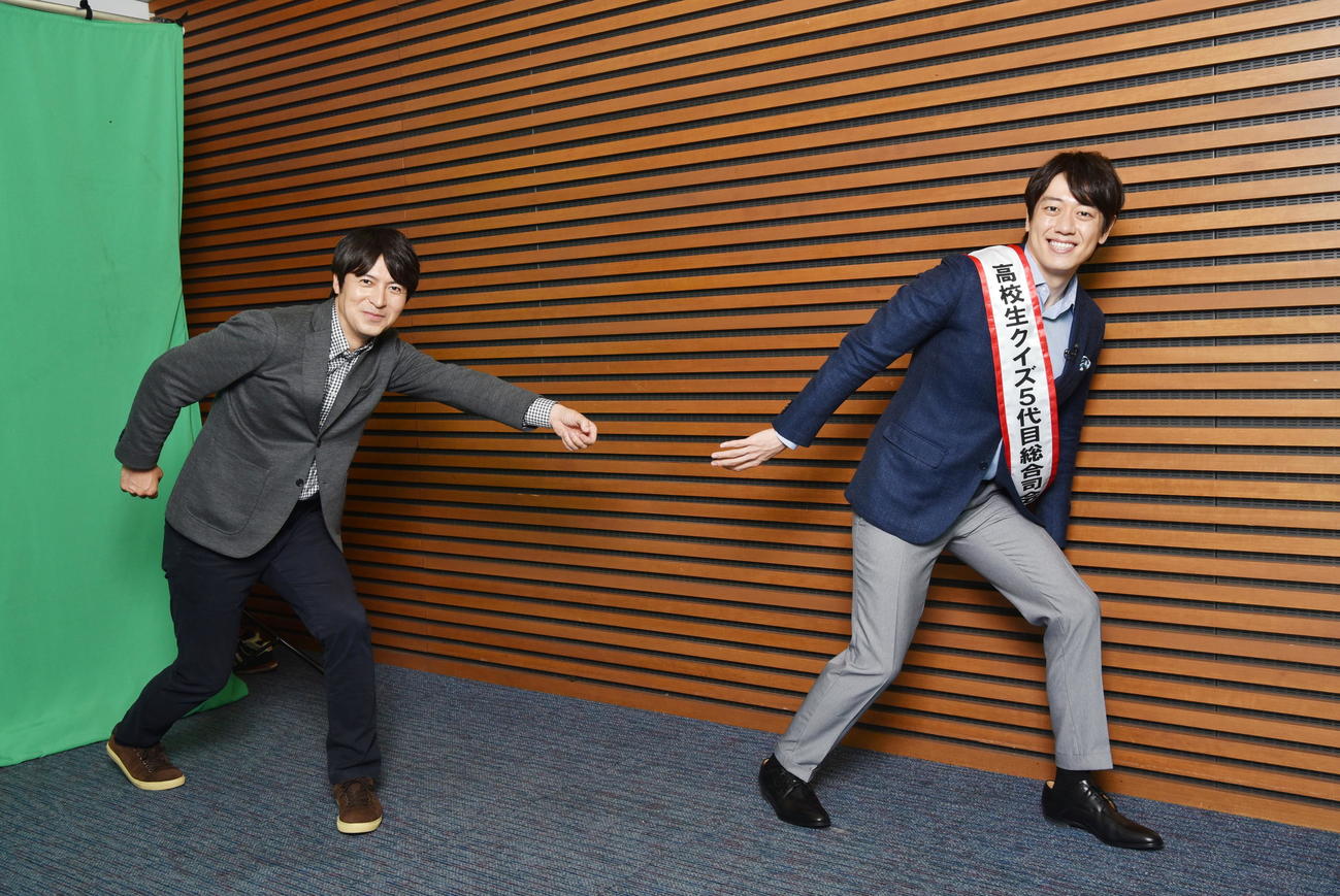 日本テレビが開催する「ライオンスペシャル　第41回全国高等学校クイズ選手権」の5代目総合司会に就任する安村直樹アナウンサー（右）。左は4代目総合司会の桝太一アナウンサー