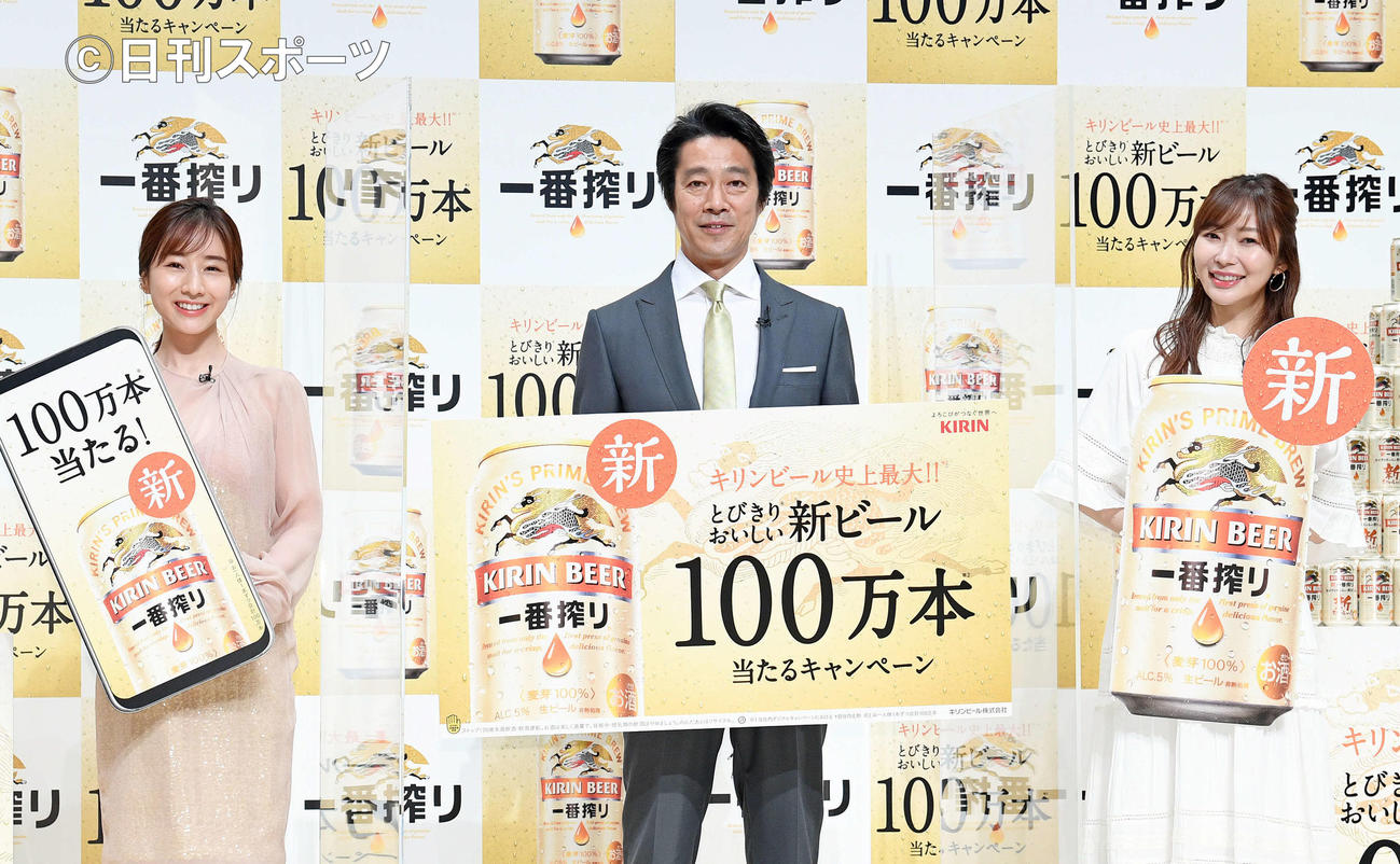 記念撮影する、左から田中みな実、堤真一、指原莉乃（撮影・滝沢徹郎）