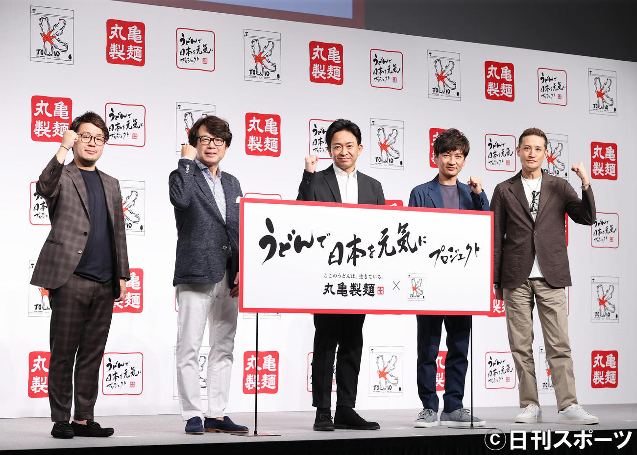 「うどんで日本を元気にプロジェクト」合同記者会見のフォトセッションで写真に納まる、右から株式会社TOKIOの松岡昌宏、国分太一、城島茂、株式会社トリドールホールディングス代表取締役社長兼CEOの粟田貴也、執行役員兼株式会社丸亀製麺取締役鳶本真章（撮影・垰建太）
