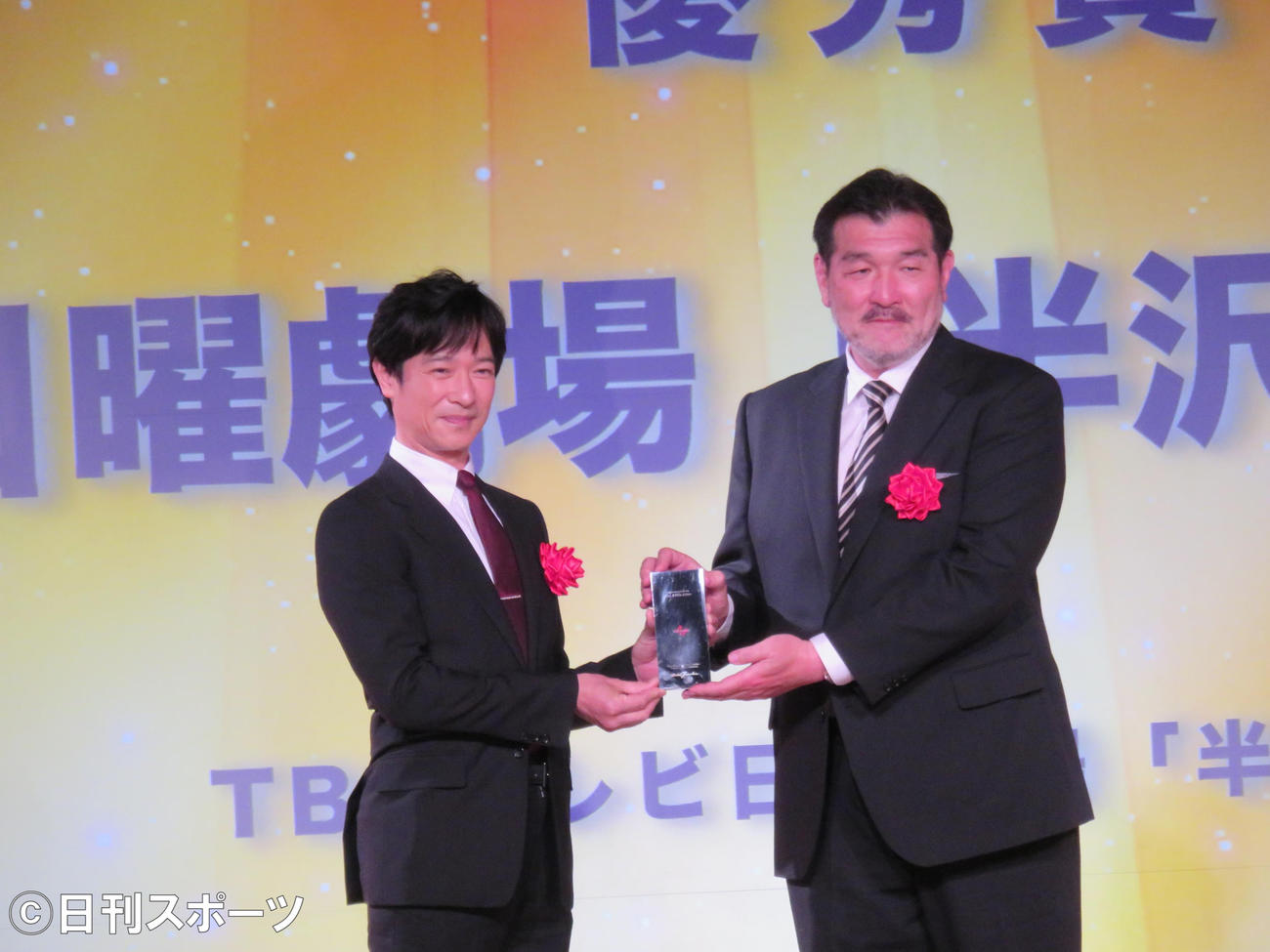 AMDアワードの優秀賞をTBS系ドラマ「半沢直樹」で受賞した主演の堺雅人（左）と演出の福沢克雄氏