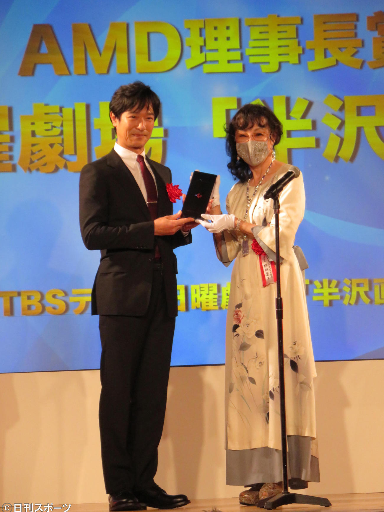 AMDアワードの理事長賞をTBS系ドラマ「半沢直樹」で受賞し、襟川理事長から表彰される主演の堺雅人