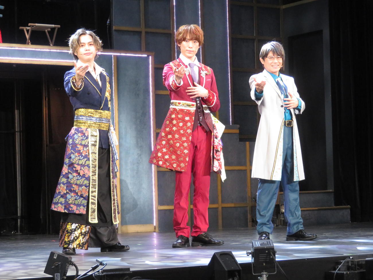 初単独主演舞台「This is　大奥」のゲネプロに臨む越岡裕貴（中央）。左は小川優、右は玉野和紀（撮影・横山慧）
