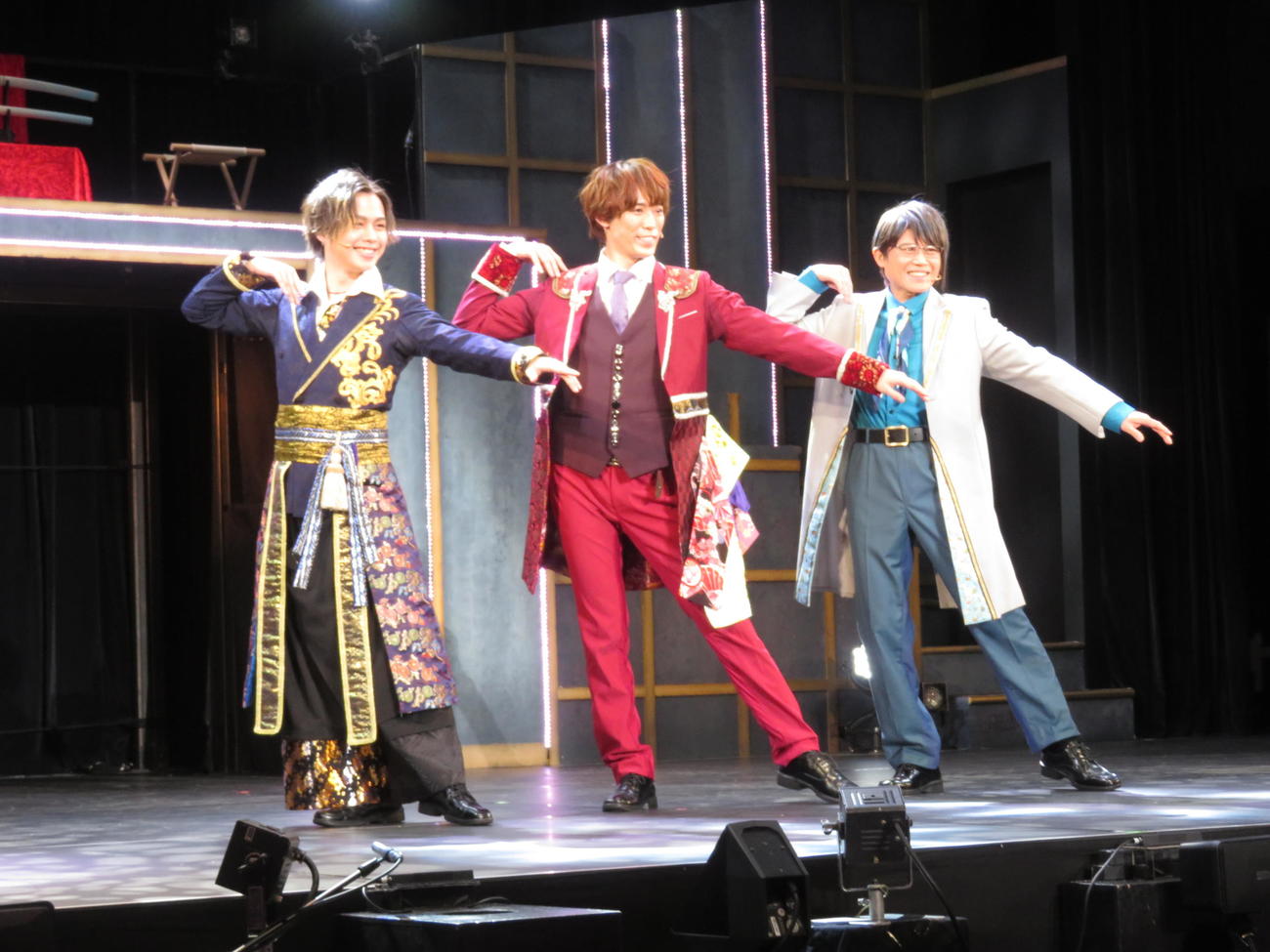 初単独主演舞台「This is　大奥」のゲネプロに臨む越岡裕貴（中央）。左は小川優、右は玉野和紀（撮影・横山慧）