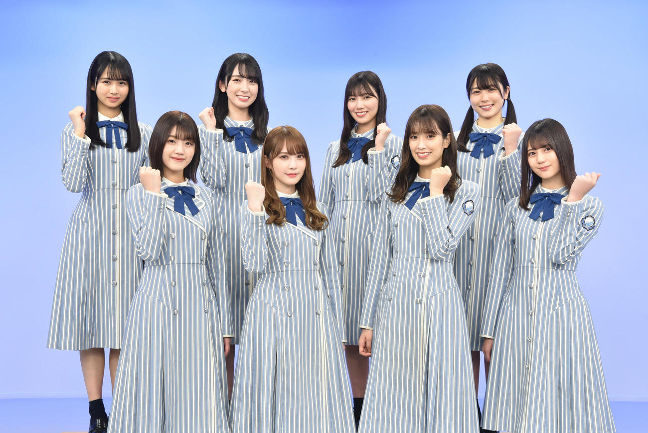 「第41回全国高等学校クイズ選手権」のメインサポーターに就任した、前列左から佐々木美玲、加藤史帆、佐々木久美、小坂菜緒。後列左から上村ひなの、金村美玖、河田陽菜、丹生明里