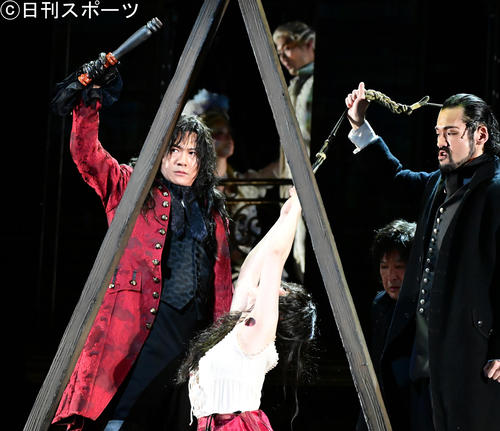 「サンソン－ルイ16世の首をはねた男－」公開ゲネプロで熱演する稲垣吾郎（左）（撮影・小沢裕）