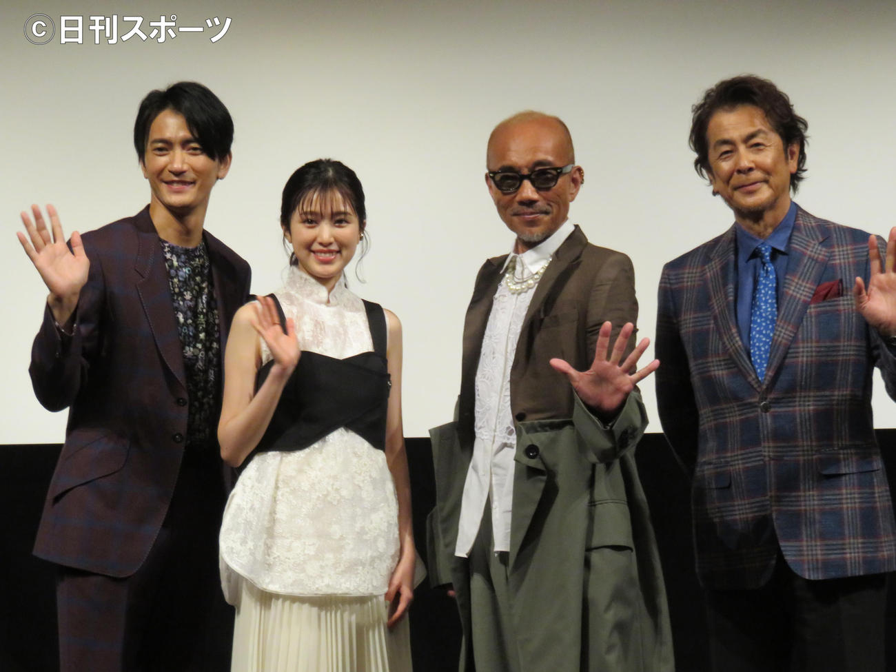 映画「しあわせのマスカット」の完成披露会見に出席した（左から）中河内雅貴、福本莉子、竹中直人、長谷川初範