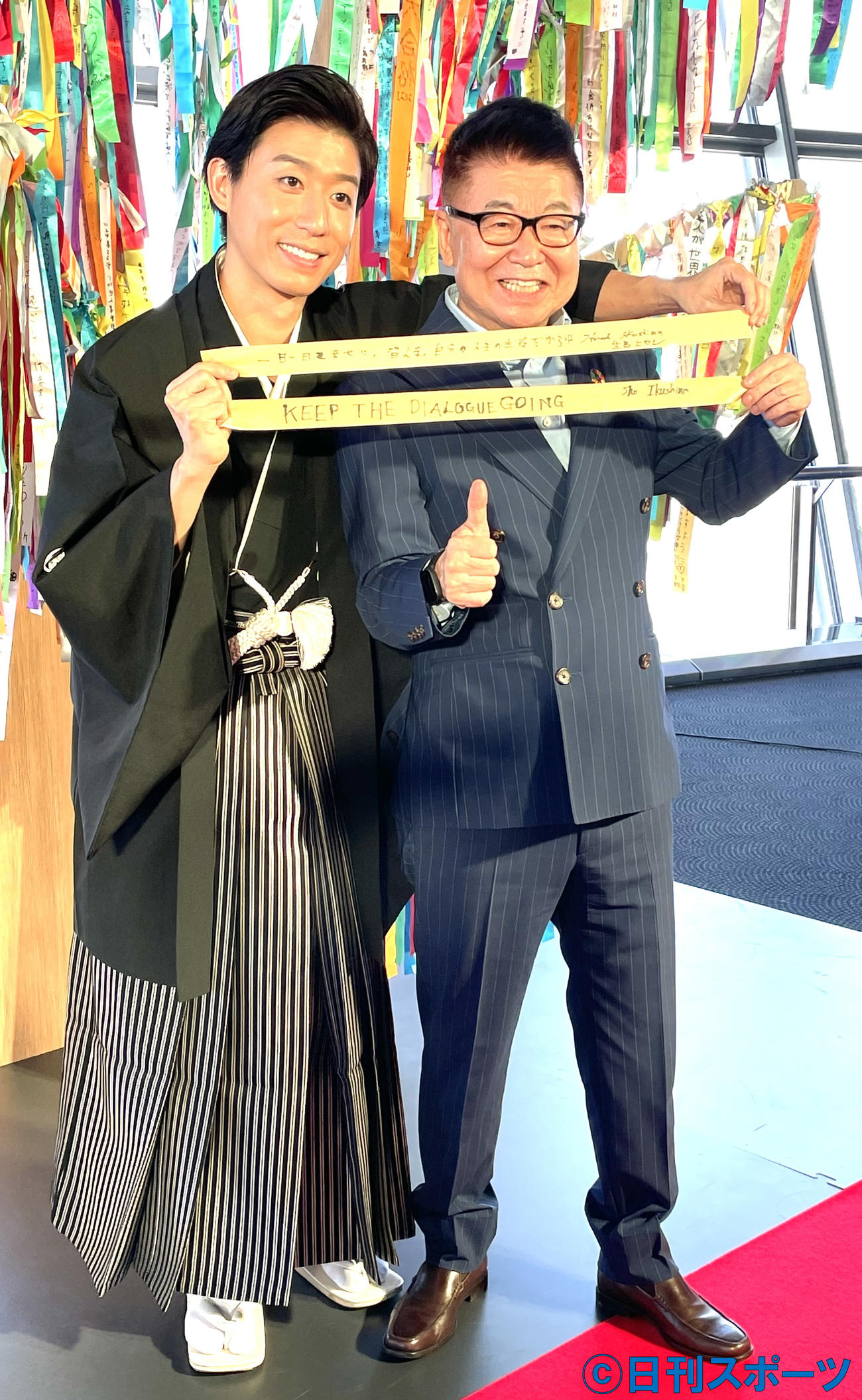 「世界中で地球を考えるアースデイ」の新モニュメントを設置イベントの司会を務めた生島翔（左）と父親の生島ヒロシ