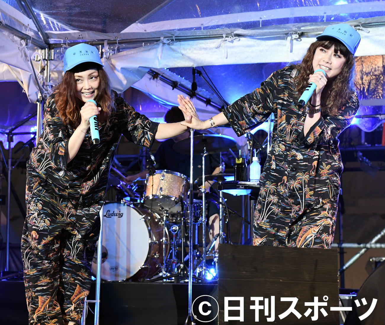 PUFFYの左から吉村由美と大貫亜美（2018年8月11日撮影）