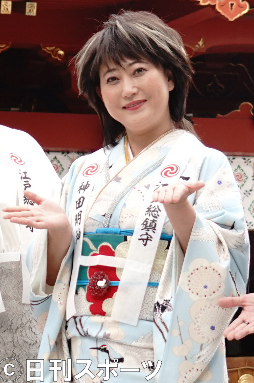 水谷千重子50周年記念公演制作発表記者会見に出席した、友近ふんする水谷千重子（撮影・佐藤成）