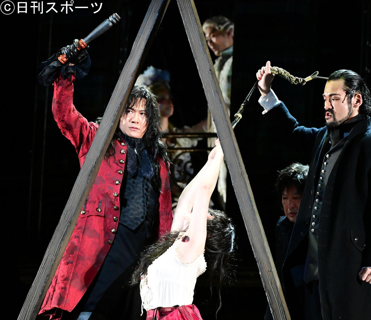 「サンソン－ルイ16世の首をはねた男－」公開ゲネプロで熱演する稲垣吾郎（左）（撮影・小沢裕）