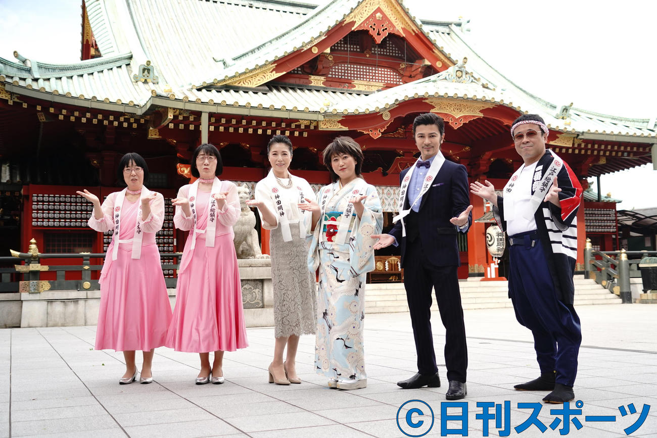 水谷千重子50周年記念公演制作発表記者会見に出席した、左からお笑いコンビ阿佐ヶ谷姉妹木村美穂、渡辺江里子、高橋ひとみ、友近ふんする水谷千重子、武田真治、お笑いコンビ、バッファロー吾郎のバッファロー吾郎Aふんする八公太郎（撮影・佐藤成）