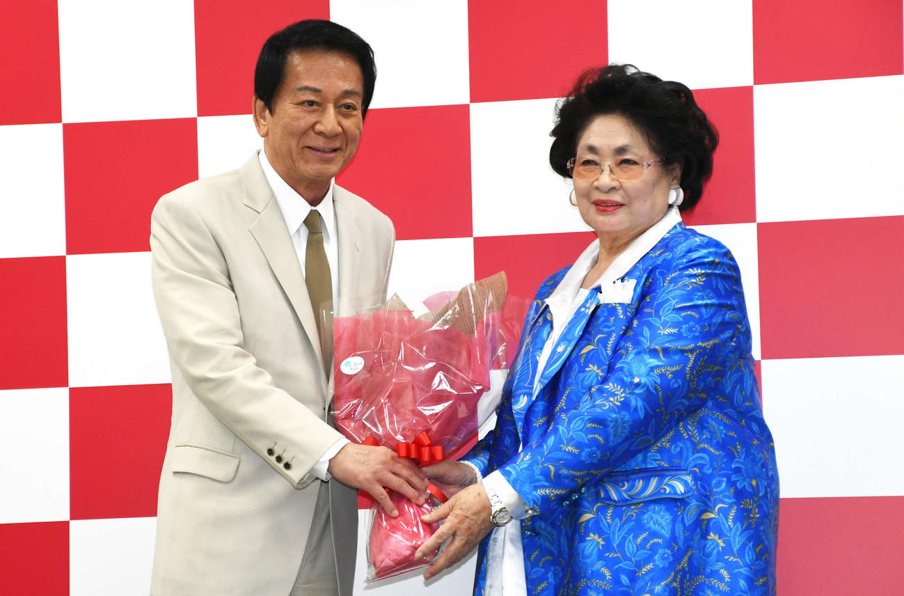 全国地域婦人団体連絡協議会を表敬訪問し櫻井よう子会長（右）から花束を受け取る杉良太郎（撮影・大友陽平）