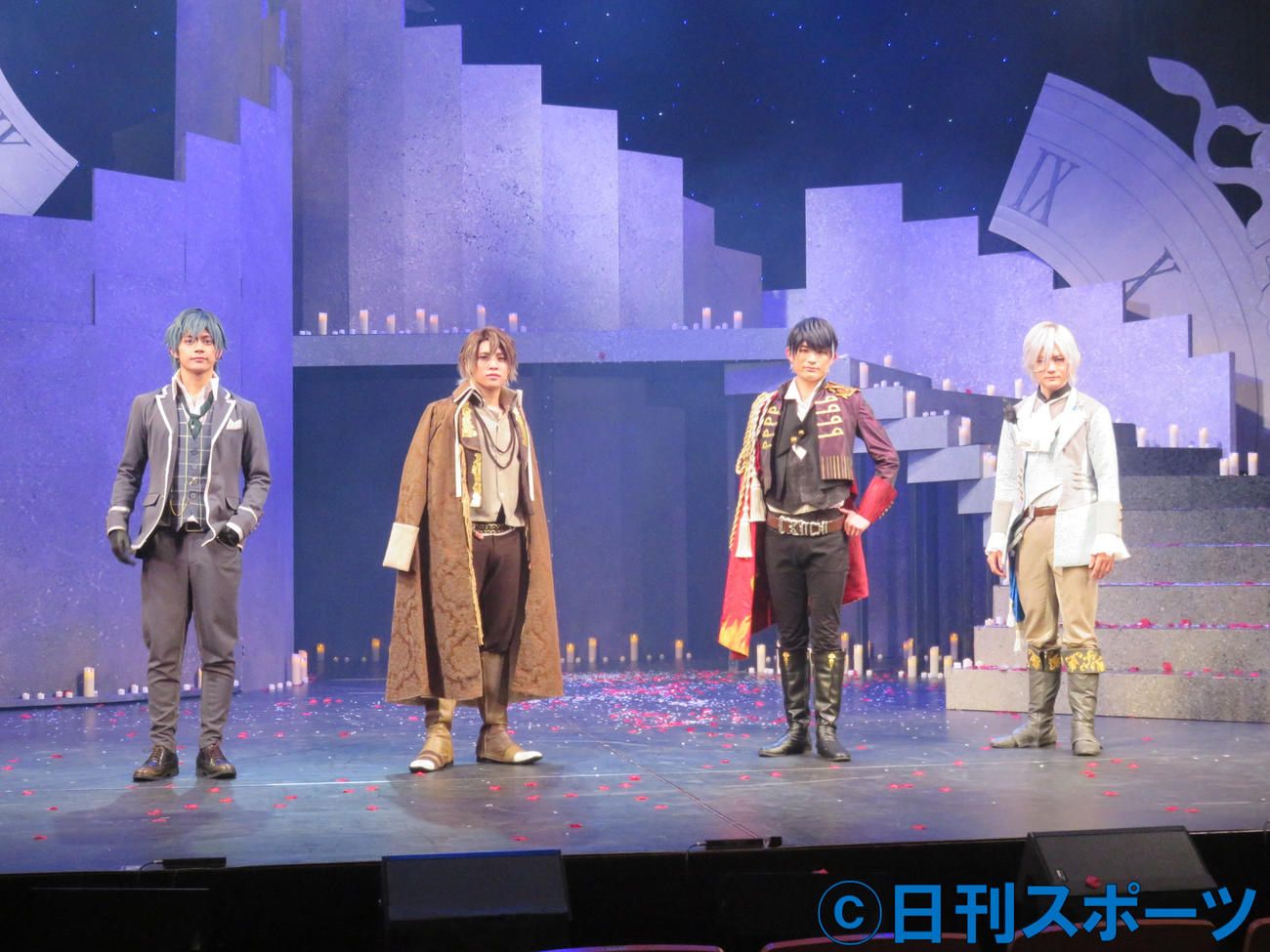 舞台「イケメンヴァンパイア　◆偉人たちと恋の誘惑　THE STAGE　～Episode．1～」に主演する、左から福士申樹、松本幸大、松崎祐介、冨岡健翔