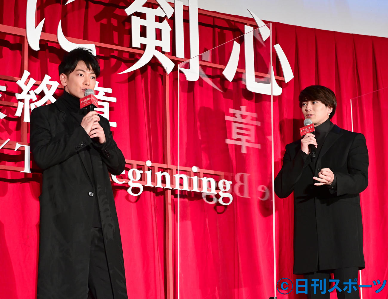 映画「るろうに剣心　最終章　The Final」初日舞台あいさつに臨む佐藤健（左）と新田真剣佑（撮影・小沢裕）