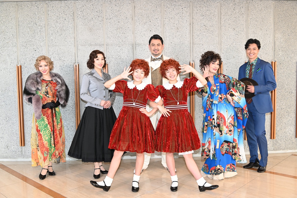 ミュージカル「アニー」の公開舞台げいこを行った出演者たち