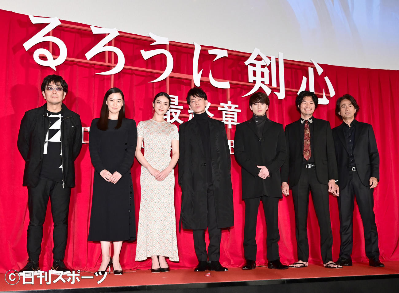 映画「るろうに剣心　最終章　The Final」初日舞台あいさつに臨む、左から大友啓史監督、蒼井優、武井咲、佐藤健、新田真剣佑、青木崇高、江口洋介（撮影・小沢裕）