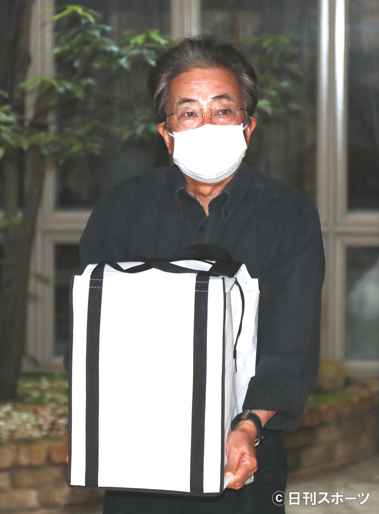妻・岡江久美子さんの遺骨を抱き、取材に応じる大和田獏（2020年4月24日撮影）