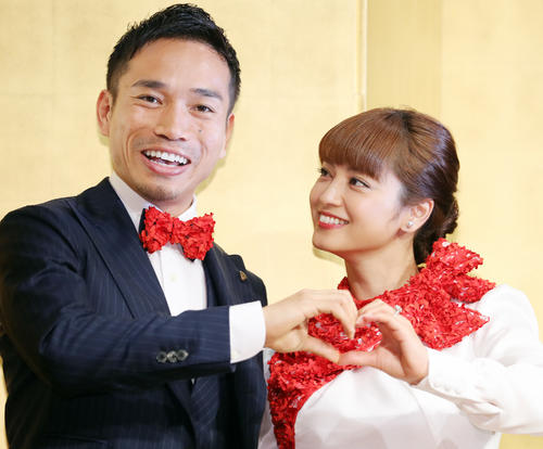 長友佑都（左）と平愛梨夫妻（2016年12月24日撮影）