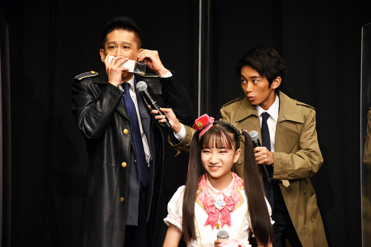 「劇場版　ポリス×戦士　ラブパトリーナ！～怪盗からの挑戦！ラブでパパッとタイホせよ！～」完成報告会見で得意の警察ネタを披露する柳沢慎吾（左）。右はフォローする加藤清史郎（撮影・大友陽平）