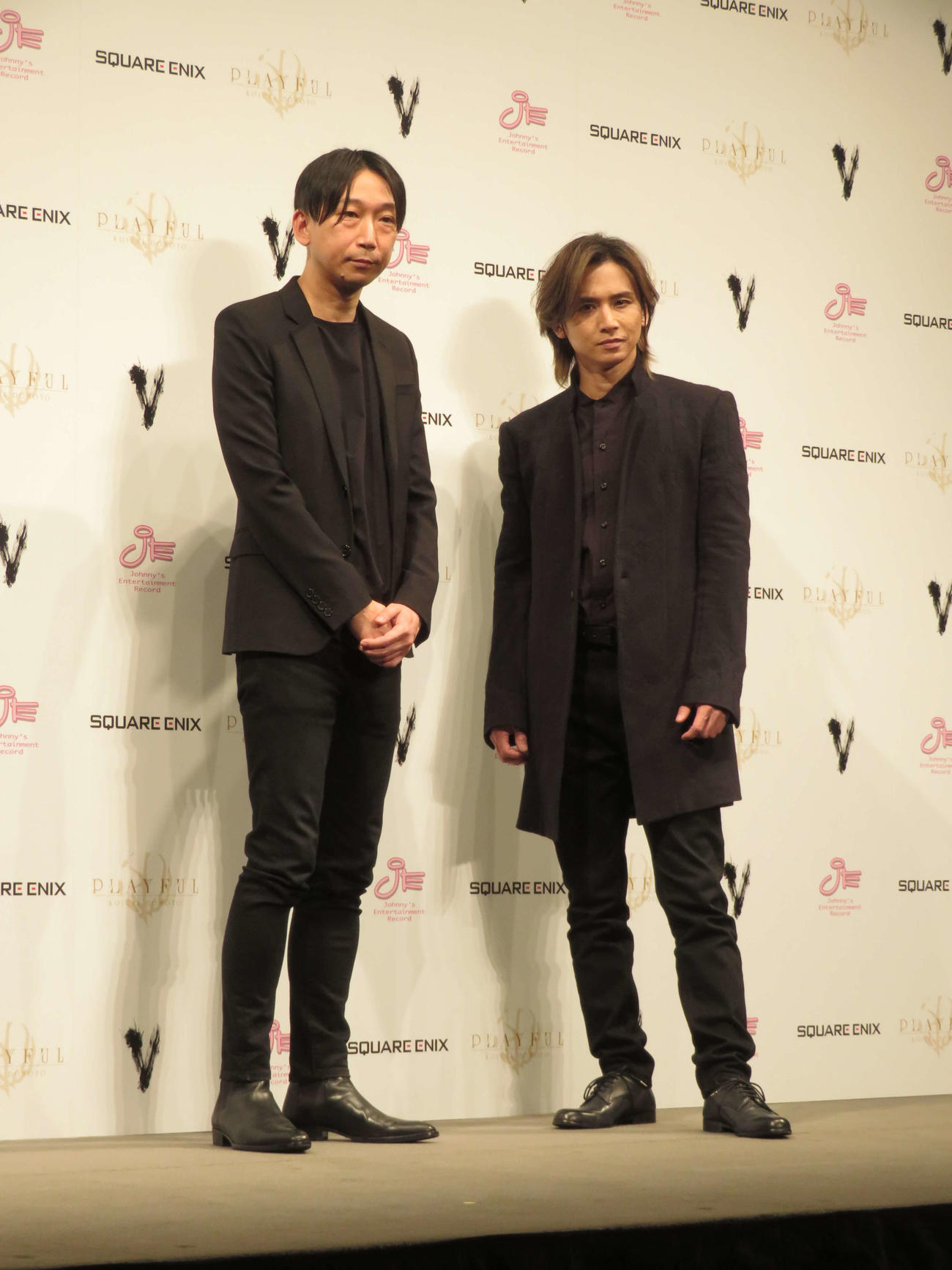 アルバム発売記念会見に出席した堂本光一（右）。左はスクウェア・エニックスの野末武志氏（撮影・横山慧）
