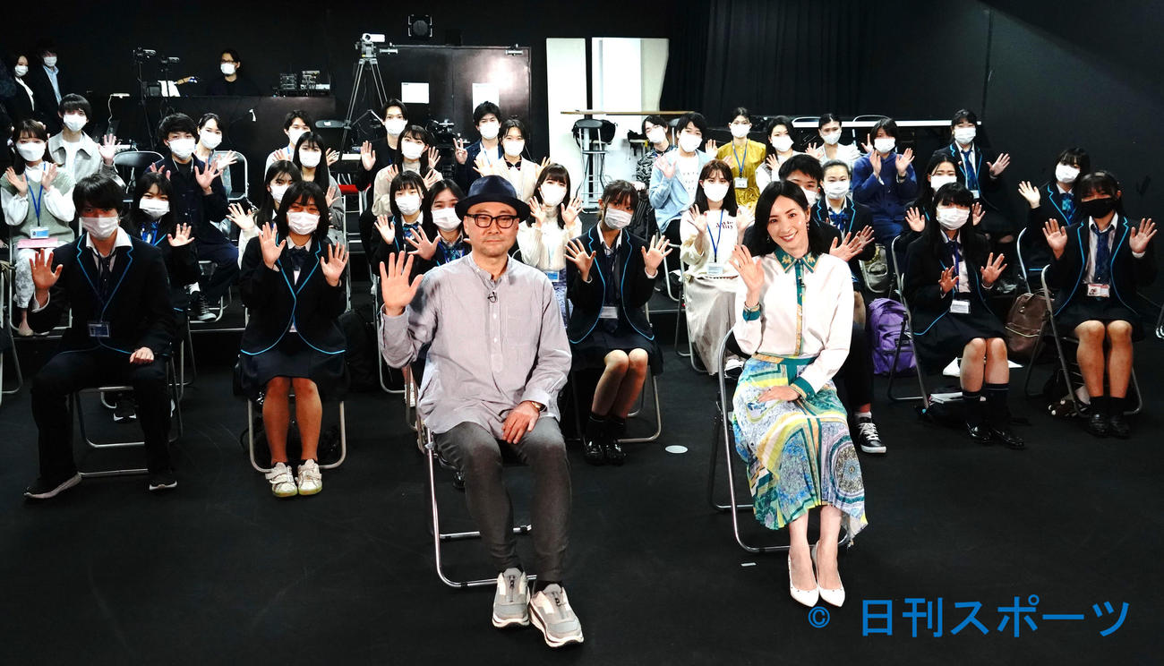 大手芸能事務所ワタナベエンターテインメントが展開する教育プログラム「LABO」の特別授業を行った内田英治監督（左）と真飛聖。後ろは受講したスクール在校生（撮影・佐藤成）