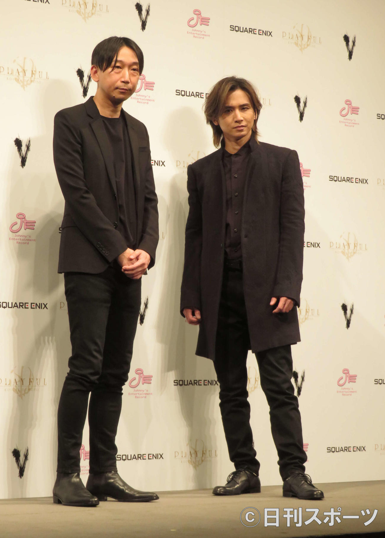 アルバム発売記念会見に出席した堂本光一（右）。左はスクウェア・エニックスの野末武志氏（撮影・横山慧）