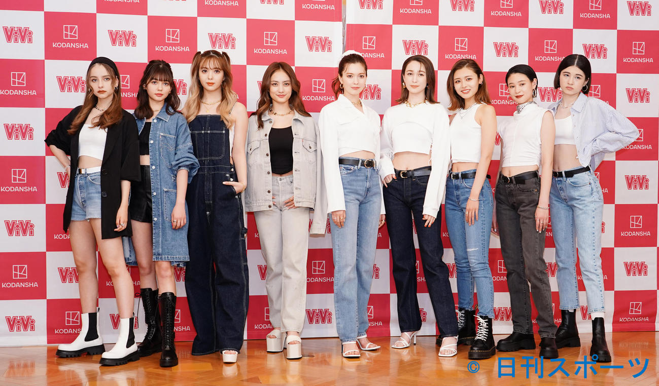 オンラインイベント「ViVi Fes LIVE～ViViモデルは世界イチ可愛い！～」の会見で記念写真に納まる、左から嵐莉菜、愛花、藤田ニコル、谷まりあ、八木アリサ、藤井サチ、古畑星夏、miu、アリアナさくら（撮影・菅敏）