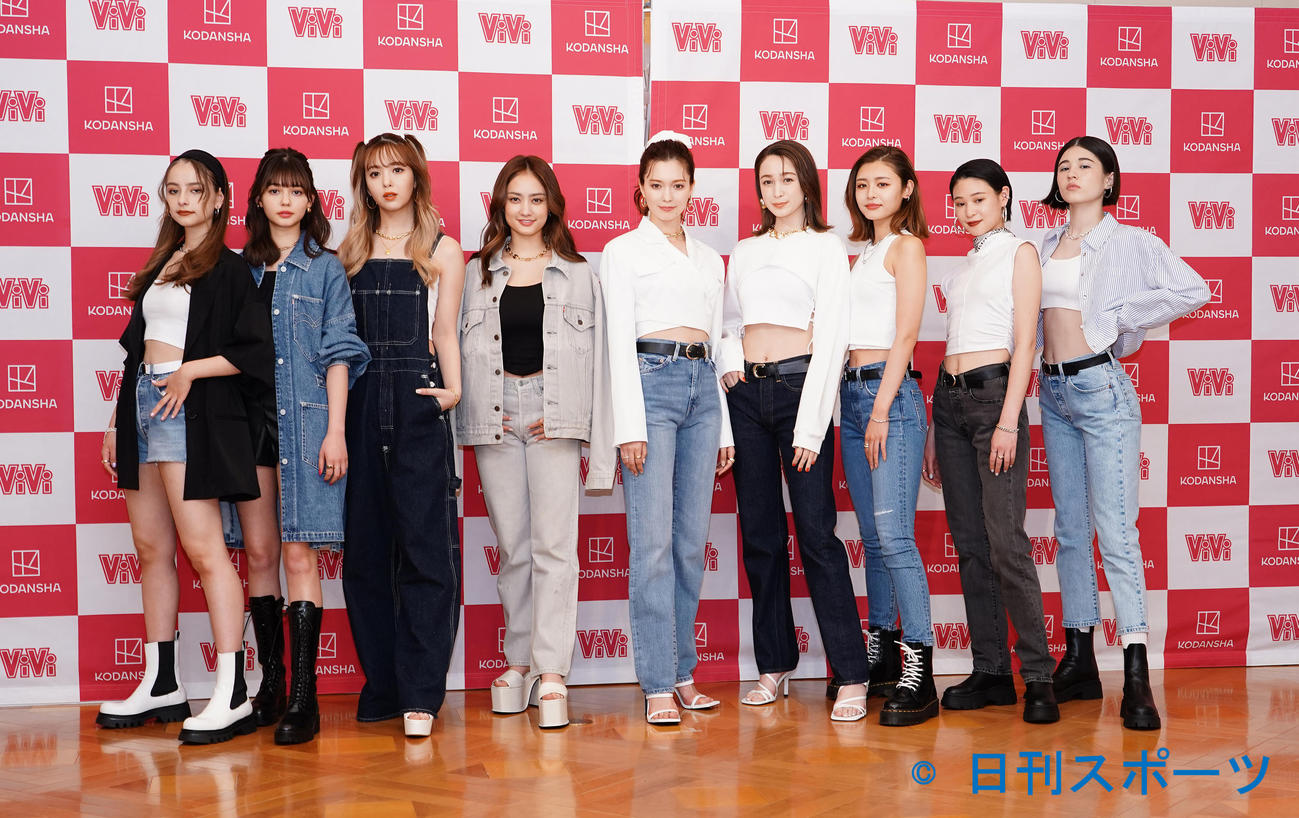オンラインイベント「ViVi Fes LIVE～ViViモデルは世界イチ可愛い！～」の会見で記念写真に納まる、左から嵐莉菜、愛花、藤田ニコル、谷まりあ、八木アリサ、藤井サチ、古畑星夏、miu、アリアナさくら（撮影・菅敏）