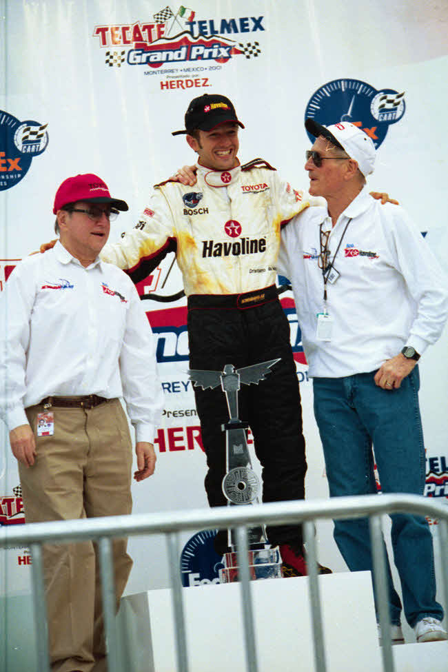 01年3月　ル・マン24時間レースで総合2位になったこともあるポール・ニューマンはモータースポーツにもこだわりがあった。メキシコGPを制したクリスチアーノ・ダ・マッタ（中央）をチーム・オーナーとしてたたえる姿も（右）