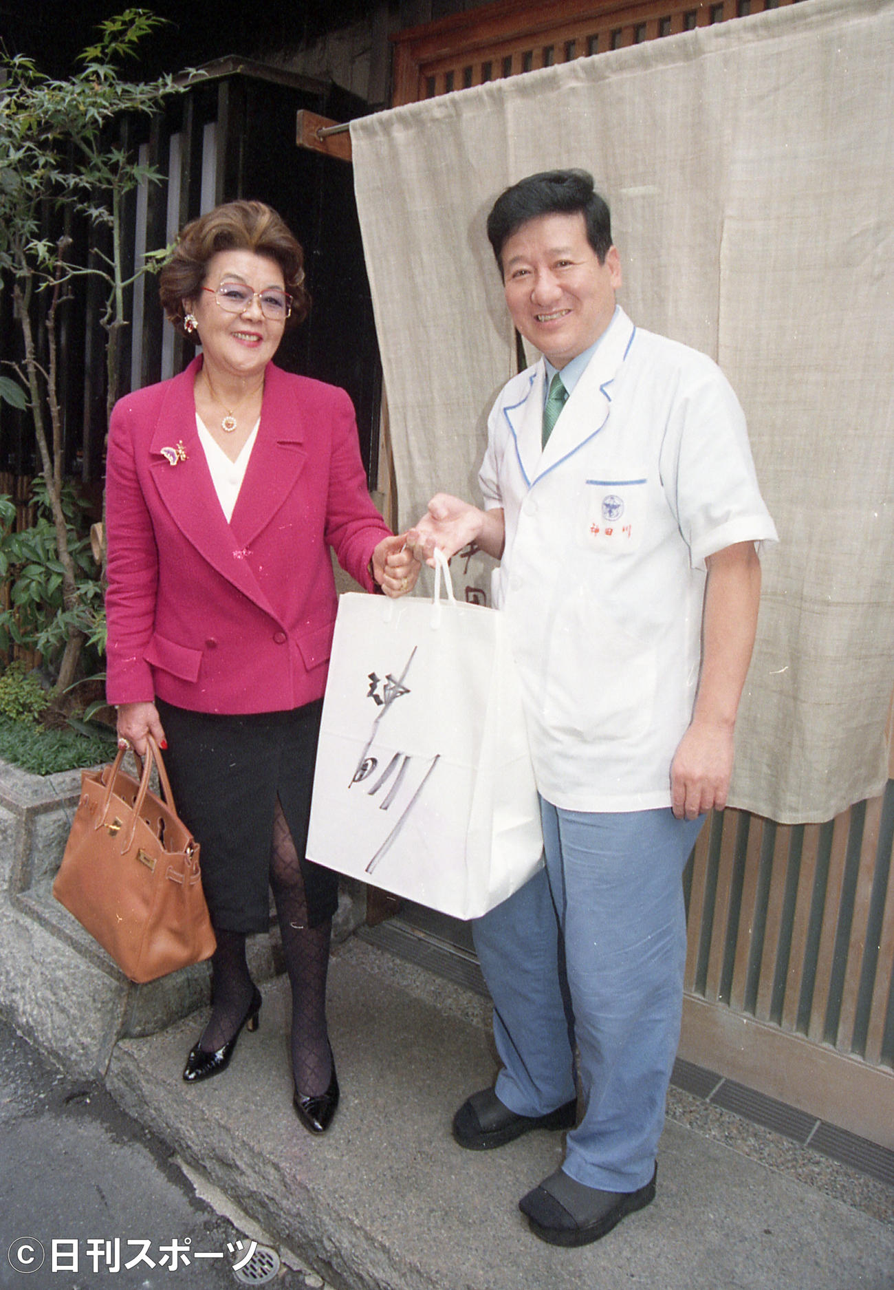 2ショットで写真に納まる神田川俊郎さんと野村沙知代さん（1998年11月2日撮影）
