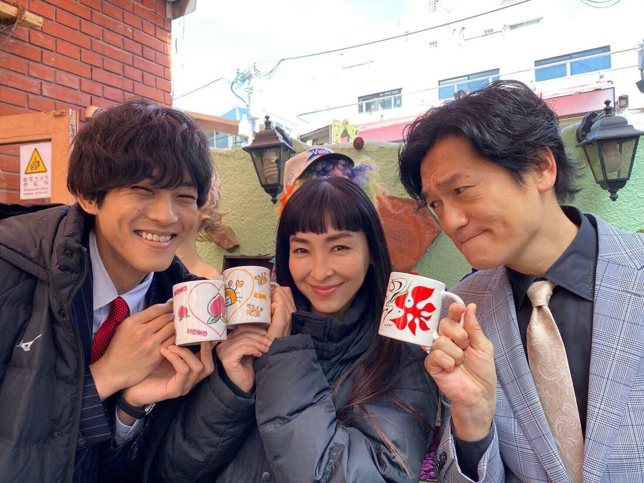 井浦新が購入したマグカップを実際に撮影現場で使用する左から松坂桃李、麻生久美子、井浦新