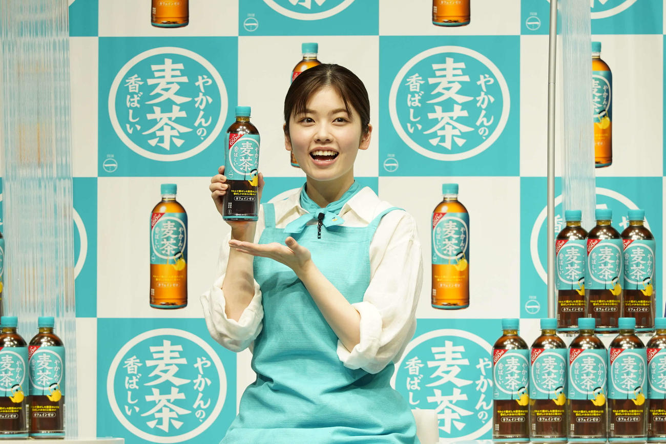 「やかんの麦茶」発売記念PRイベントに出席した小芝風花