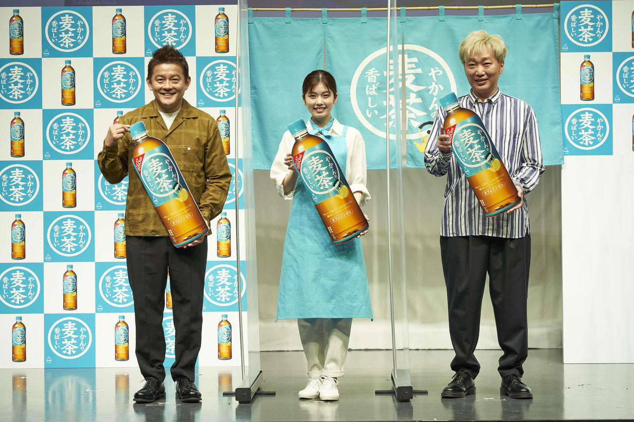 「やかんの麦茶」発売記念PRイベントに出席した、左から井戸田潤、小芝風花、小沢一敬