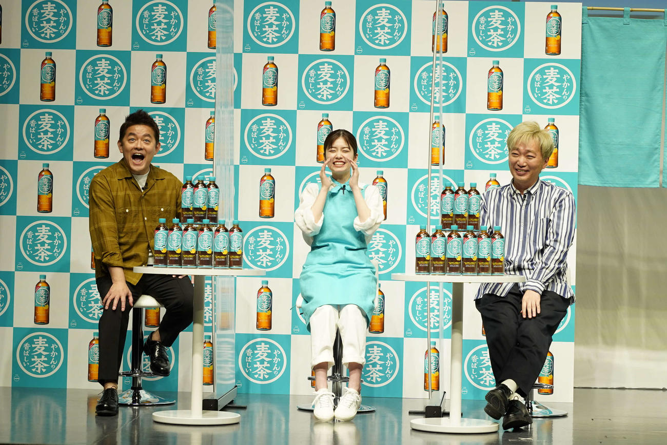 「やかんの麦茶」発売記念PRイベントに出席した、左から井戸田潤、小芝風花、小沢一敬。井戸田と小芝は「やか～ん！」と声を合わせる