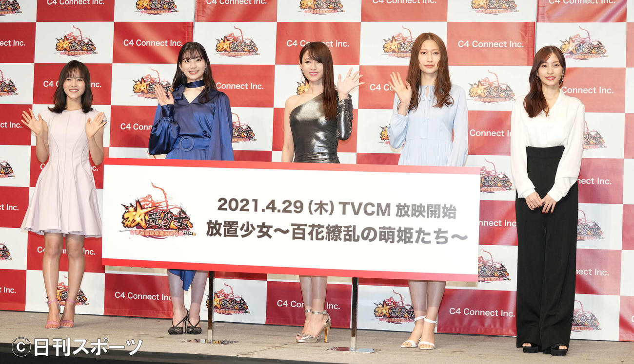 「放置少女～百花繚乱（りょうらん）の萌姫たち～」新テレビCM発表会のフォトセッションで笑顔を見せる、左から新田さちか、足立梨花、深田恭子、大野いと、佐野ひなこ（撮影・鈴木みどり）
