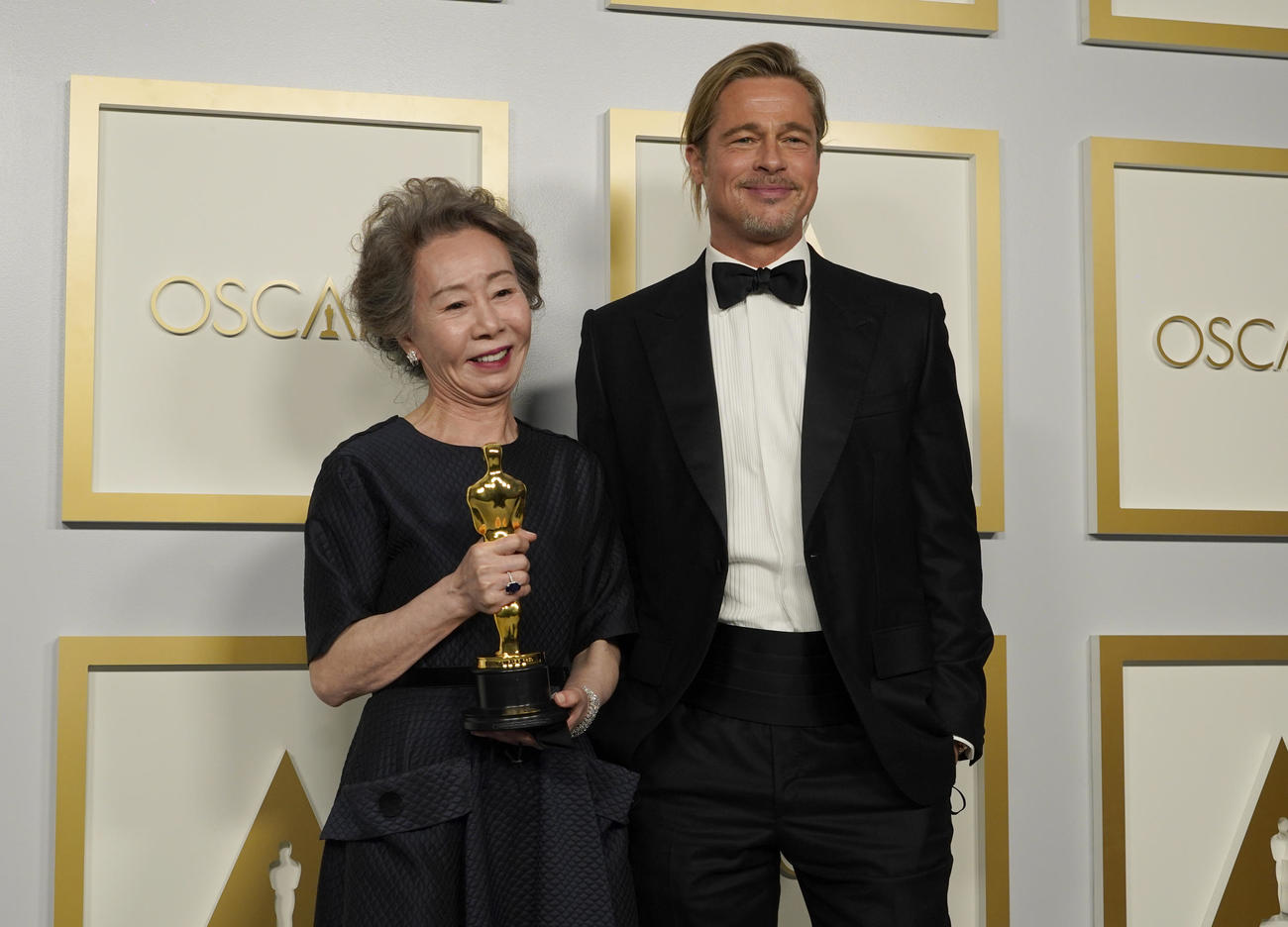 プレゼンターのブラッド・ピット（右）と記念撮影する助演女優賞を受賞したユン・ヨジョン（AP）