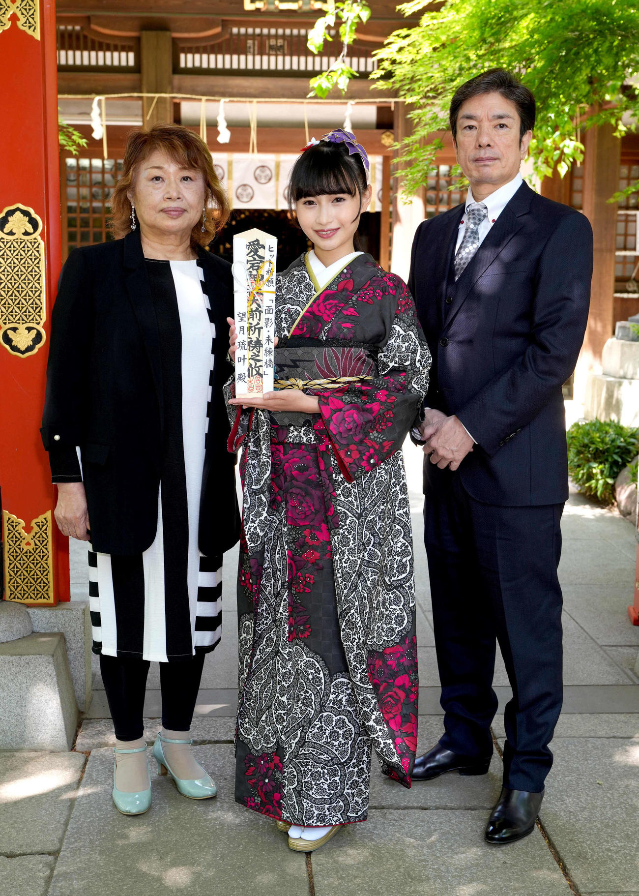 新曲のヒット祈願を行った望月琉叶（中央）と作詞の幸田りえさん（左）、作曲の樋口義高さん